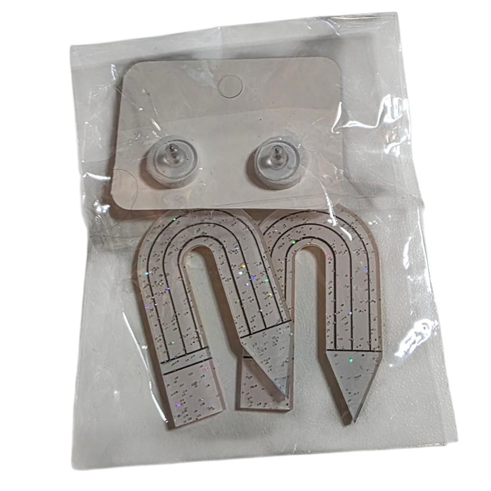 Acrylic Pierced Pencil Dangle Earrings Pink Heart Studs NIP - Picture 3 of 3